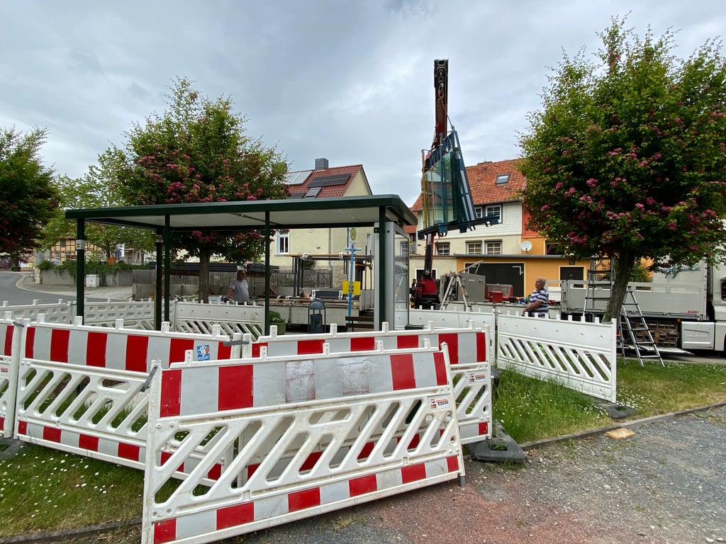 Aufbau des neuen Wartehäuschens an der Bushaltestelle in der Hauptstraße Ströbecks. Bald könnte es hier schon wieder Bauarbeiten geben.