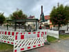 Aufbau des neuen Wartehäuschens an der Bushaltestelle in der Hauptstraße Ströbecks. Bald  könnte es hier schon wieder Bauarbeiten geben.