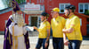 Vom Nikolaus hatten die Radfahrer beim Start ihrer langen Tour Post für den Weihnachtsmann in Lappland entgegengenommen. (Archivbild)