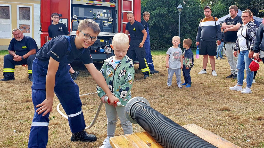 Auch bei der Feuerwehr konnten die Jüngsten was erleben.