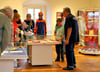 Viele Besucher kamen zur Museumsnacht und schauten sich die Sonderausstellung zu 170 Feuerwehr Bernburg an, durch die Altersehrenkamerad Klaus Rödling (r.) führte.