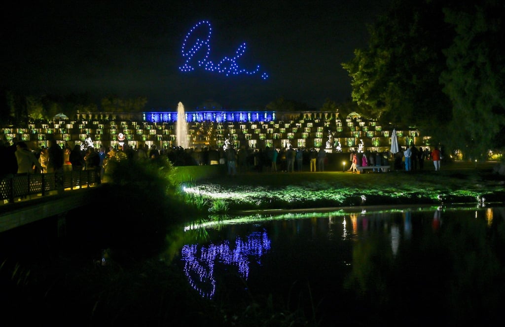 Die Potsdamer Schlössernacht leuchtet in der Dunkelheit.