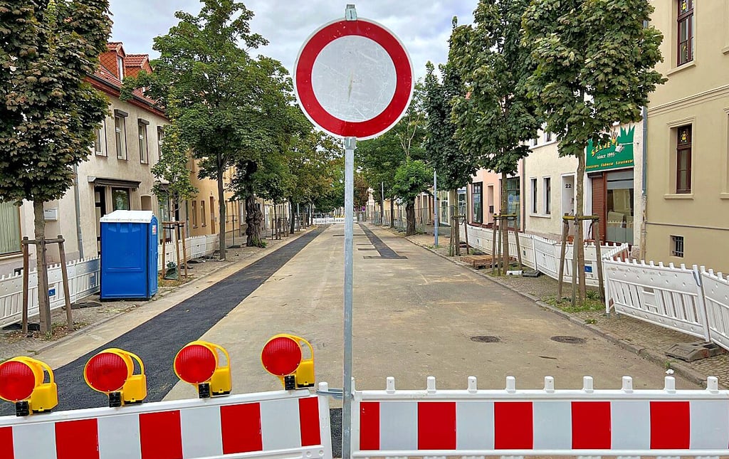 Die Auguststraße in Bernburg bleibt noch gesperrt.