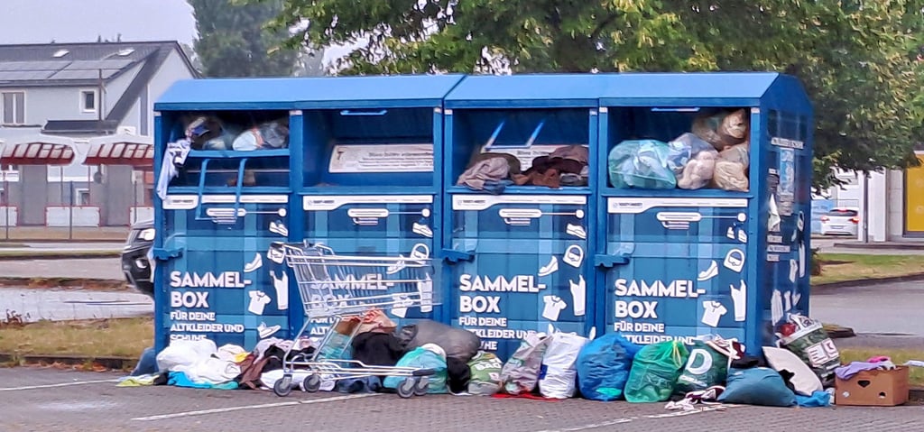 An den noch vorhandenen Sammelstellen in Oschersleben, wie auf dem Marktkauf-Parkplatz, quillen die Container über.