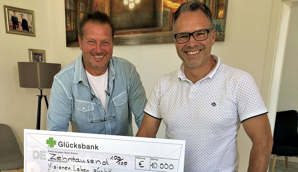 Marcus Hein vom Verein Kinderlandschaft aus Halle (l.) übergibt an Daniel Kemp von „Visionen leben “einen Spendenscheck über 10.000 Euro. Damit wurde ein Schulprojekt an der Grundschule in Coswig gefördert.