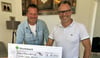 Marcus Hein vom Verein Kinderlandschaft aus Halle (l.) übergibt an Daniel Kemp von „Visionen leben “einen Spendenscheck über 10.000 Euro. Damit wurde ein Schulprojekt  an der Grundschule in Coswig gefördert.