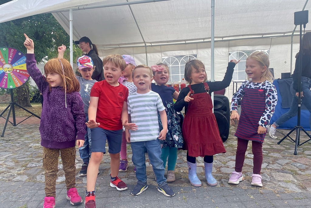 Die Kinder der Kita "Waldmäuse" in Menz eröffneten das Sommerfest mit einem kleinen Programm.