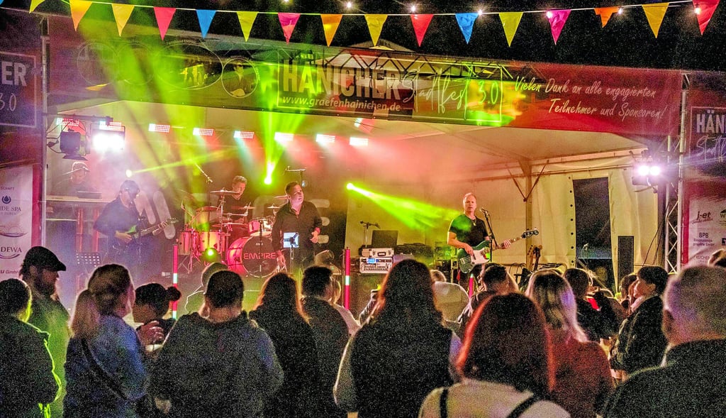 Am Sonnabendabend heizte „Empire“ aus Sachsen-Anhalt den Gästen mit ihrer Musik richtig ein.