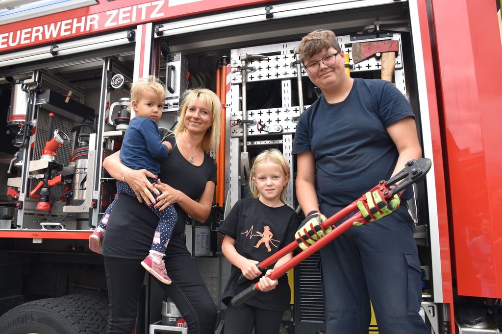 Maximilian Gluth (re.) zeigte Luisa, Nicole und Carolina Heier (v.li.) das Innenleben eines Löschfahrzeuges von der Feuerwehr Zeitz.
