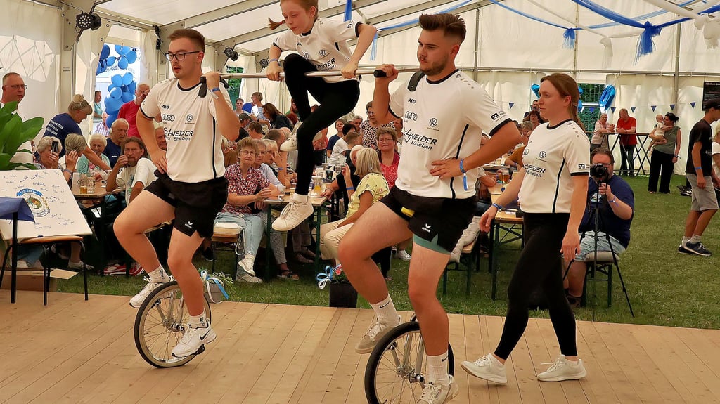 Zum Jubiläumsfest zeigten die Bornstedter neben dem Rekordversuch, welche Kunststücke sie beherrschen.
