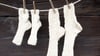 Mit zigtausend Socken auf einer Wäscheleine will Zeulenroda-Triebes im Thüringer Vogtland einen Weltrekord knacken. (Archivbild)