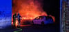 Drei Autos fielen den Flammen zum Opfer. 