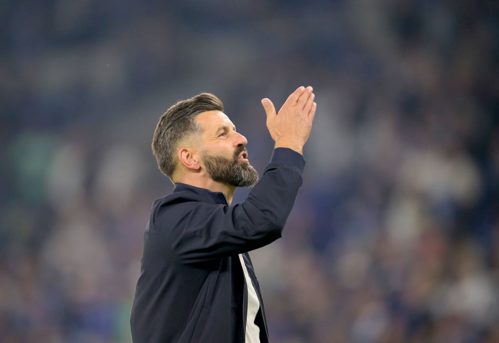 Miron Muslic jubelte nach dem Sieg gegen Bochum den Fans zu.