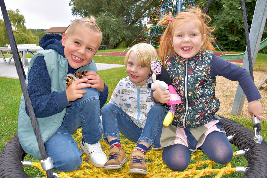 Karl, Levi und Leni (v.li.) sind voller Freude: der Spielplatz in Rippicha wurde am Samstag eröffnet.