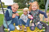 Karl, Levi und Leni (v.li.) sind voller Freude: der Spielplatz in Rippicha wurde am Samstag eröffnet.