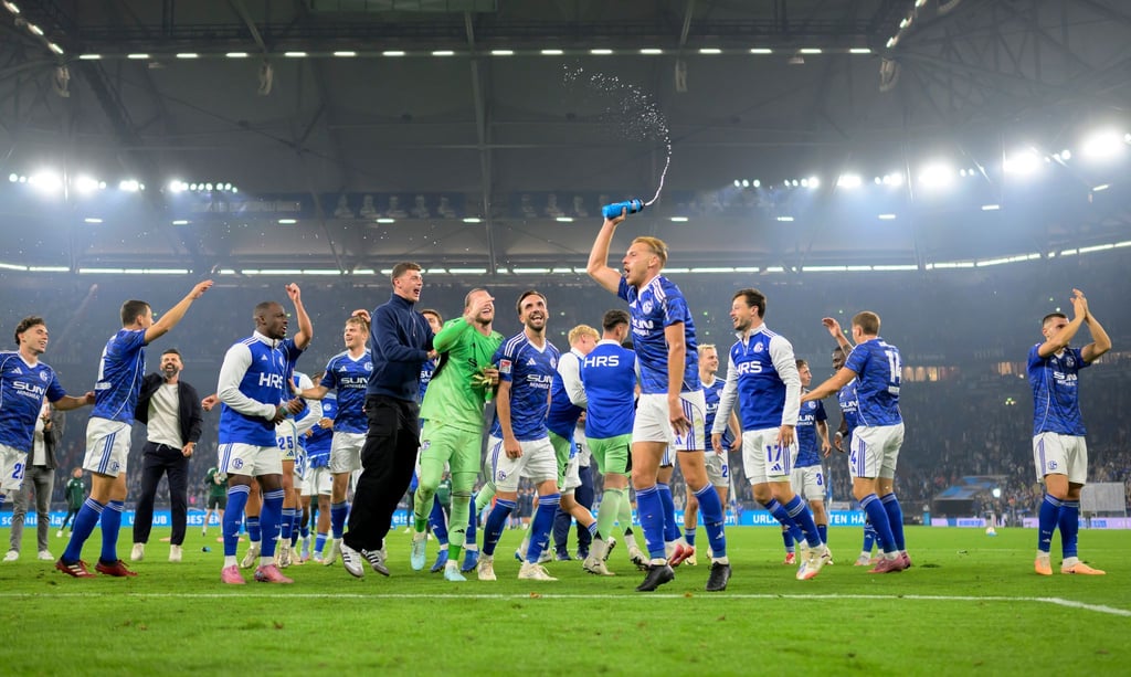 Ausgefallener Jubel der Schalker nach dem 2:1-Sieg gegen Bochum.