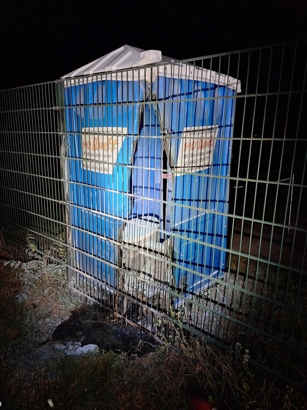 Dieses Dixi-Klo in der Lindenstraße Quedlinburgs war in der Nacht zum Sonntag angezündet worden.