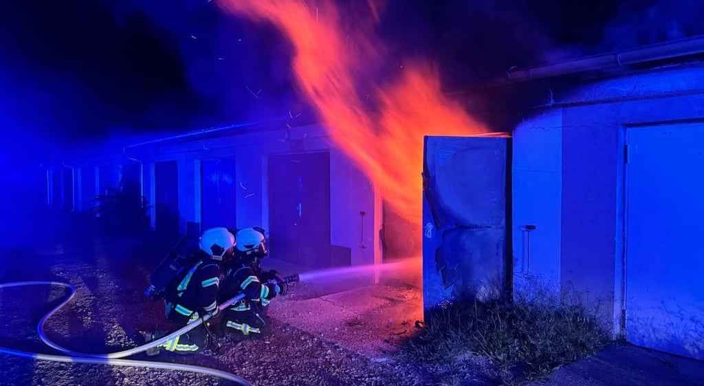 Die Garage fing am Samstagmorgen gegen ein Uhr an zu brennen.