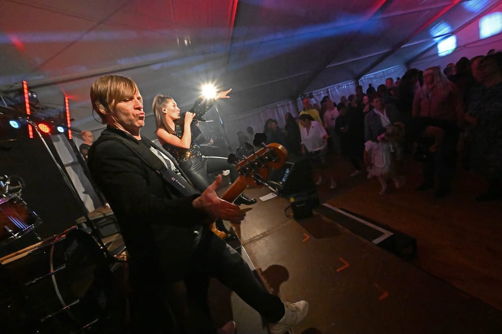 Party mit „Atemlos“ im Festzelt.