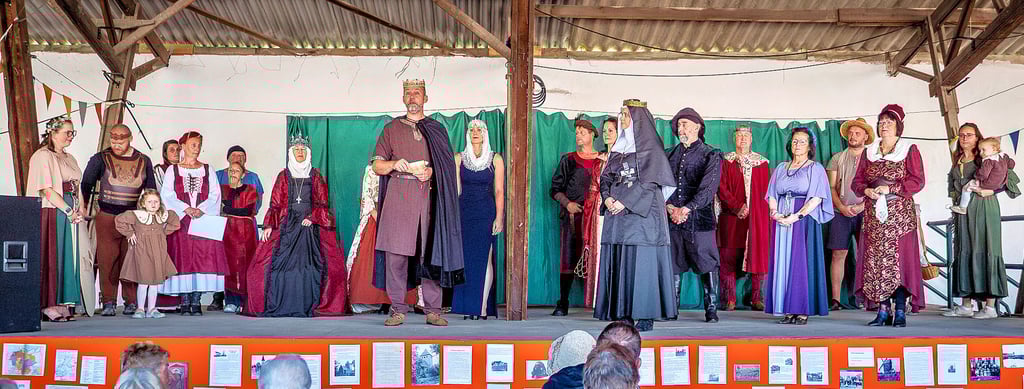 Ortsbürgermeister Christian Schunke verschenkt als Kaiser Otto II. Lübs: Bei einem gelungenen Theaterstück wurde die Geschichte von Lübs lebendig.