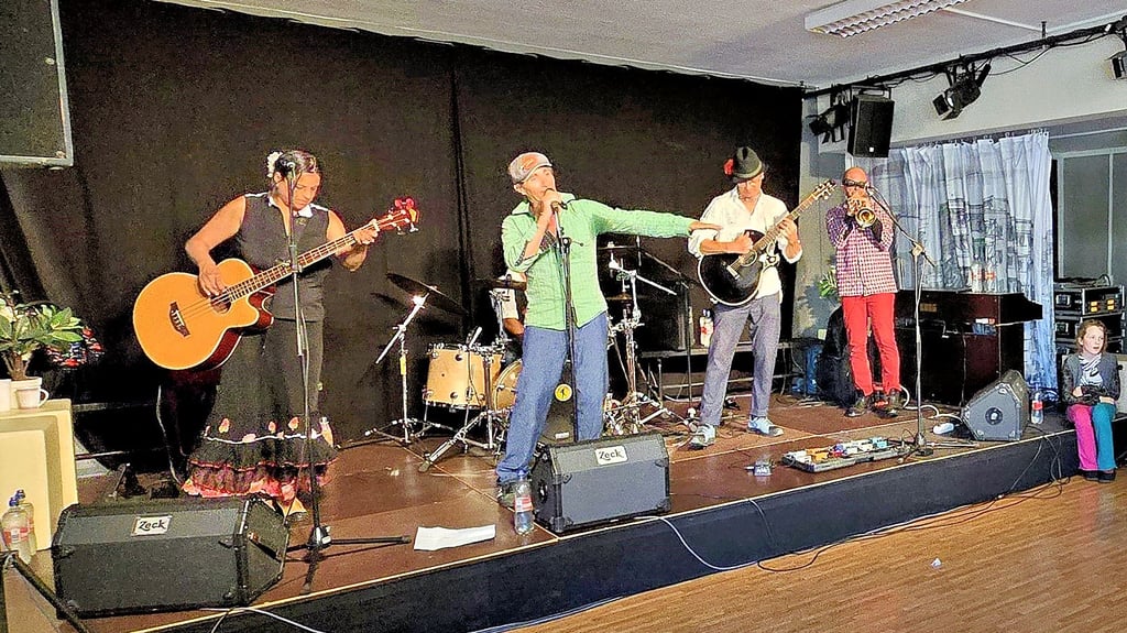 Am frühen Abend konnten Gäste im „Plattenspieler“ in Stendal der Livemusik der Berliner Band Casino Gitano lauschen.