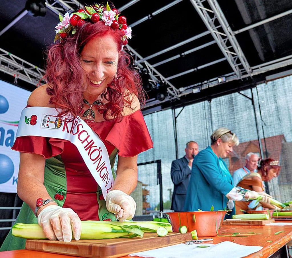 Beim Gommeraner Gurkenmarkt kommt es auch auf die Fahigkeiten beim Zubereiten von Speisen an.