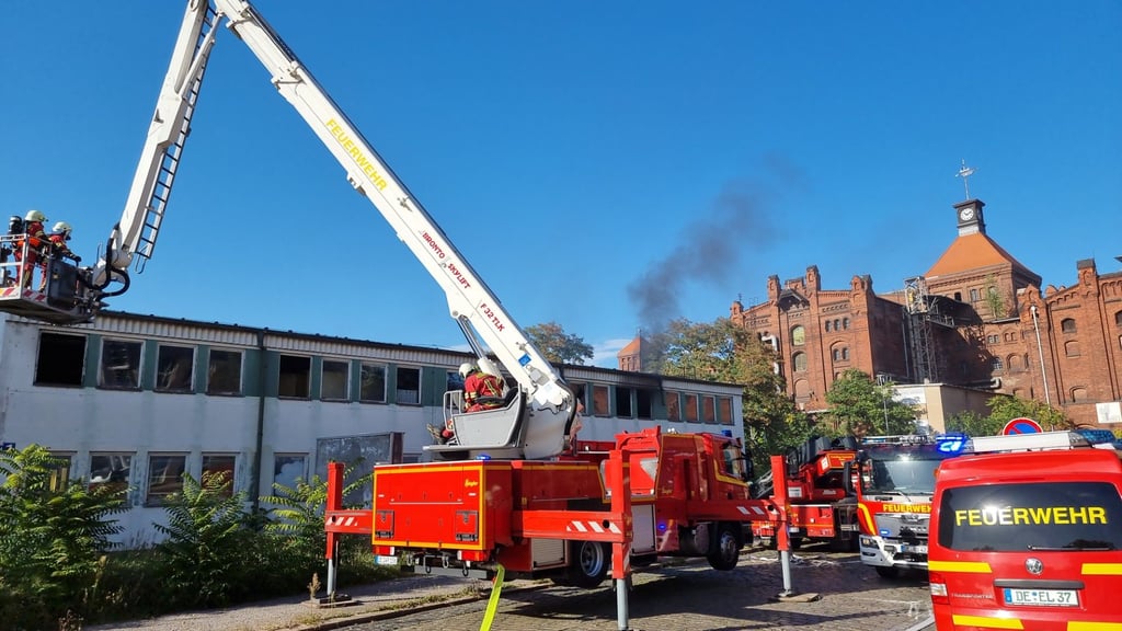 Die Feuerwehr im Löscheinsatz an der ehemaligen Papierfabrik in Dessau.