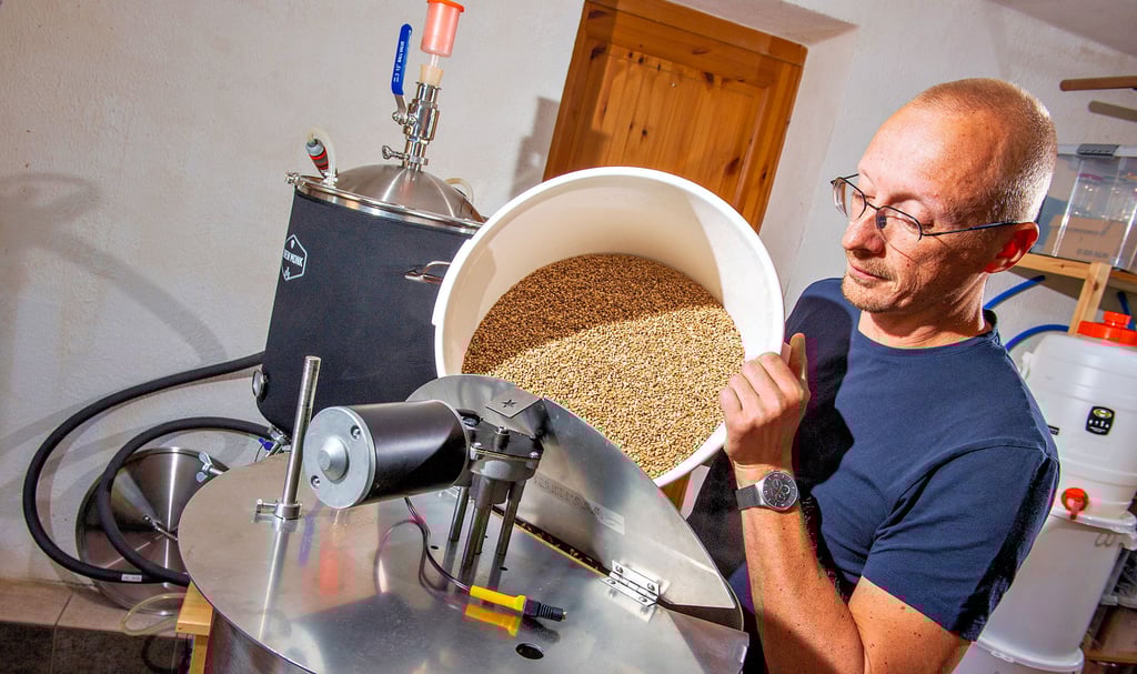 In seiner Freizeit braut der Sieglitzer Christopher Barth Bier. Mit einem Kumpel machte er die ersten Brauversuche. Inzwischen sind sie zu fünft.