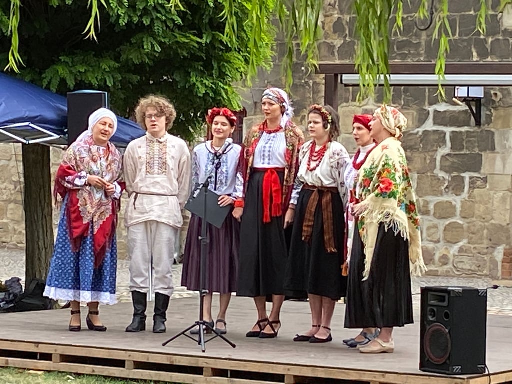 Die Hallenser Gruppe „De Libertate“ präsentierte zahlreiche ukrainische Volksweisen auf der Bühne im Burchardikloster Halberstadt.