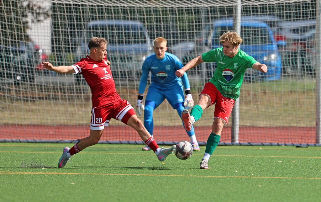 Angus Niemann (r./gegen Daniel Stehr) bestritt sein vorerst letztes Spiel für die Arminen. Er geht für ein Jahr nach Spanien. Jerrit Schünemann (hinten) wird auch weiterhin das Tor der Buckauer hüten.