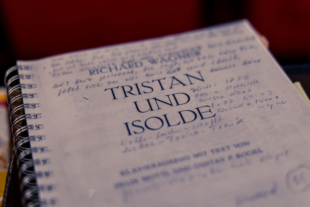 Eine Partitur der Wagner-Oper „Tristan und Isolde“ - Aufnahme aus Cottbus im Jahr 2023. (Archivbild)