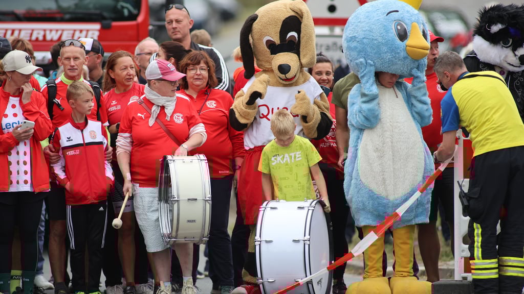 Mehr als 100 Schaulustige standen am 24. August an an der Landesstraße 73 in Adersleben, um die Radsportler zu begrüßen. Das Fest begann bereits eine Stunde vor der Durchfahrt, insbesondere Vereinsmitglieder der TSG GutsMuths aus Quedlinburg haben sich in der Aktion beteiligt − und brachten unter anderem Maskottchen Quedel mit.