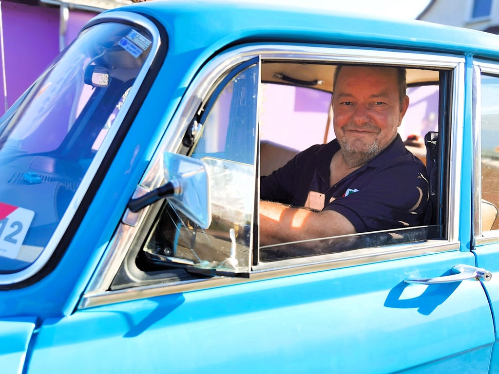 Ralf Schäfer am Steuer seines Moskwitsch 408, Baujahr 1975. Der Wienröder hat viele Stunden in das Restaurieren des Wagens gesteckt.