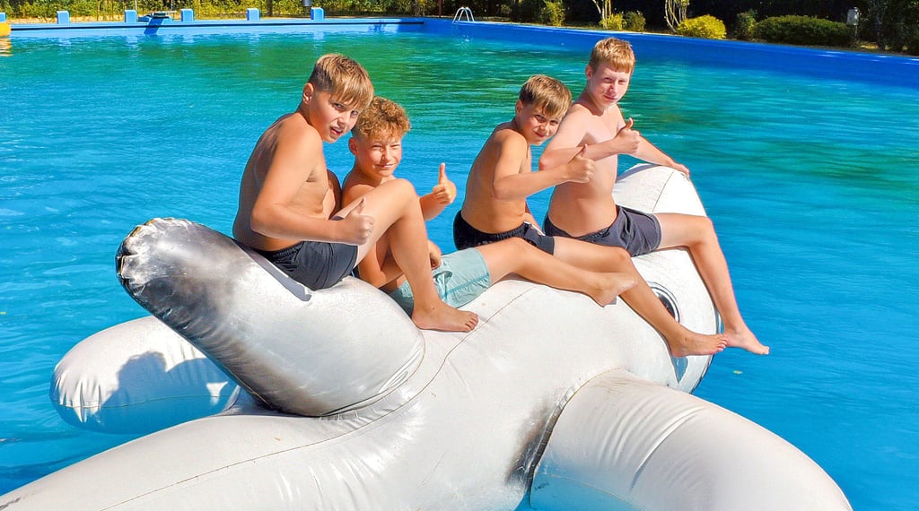 Bei einer Wassertemperatur von 21 Grad Celsius ließen es sich diese vier Jungs nicht nehmen, sich in die Fluten zu stürzen.