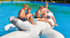 Bei einer Wassertemperatur von 21 Grad Celsius ließen es sich diese vier Jungs nicht nehmen,  sich in die Fluten zu stürzen.  