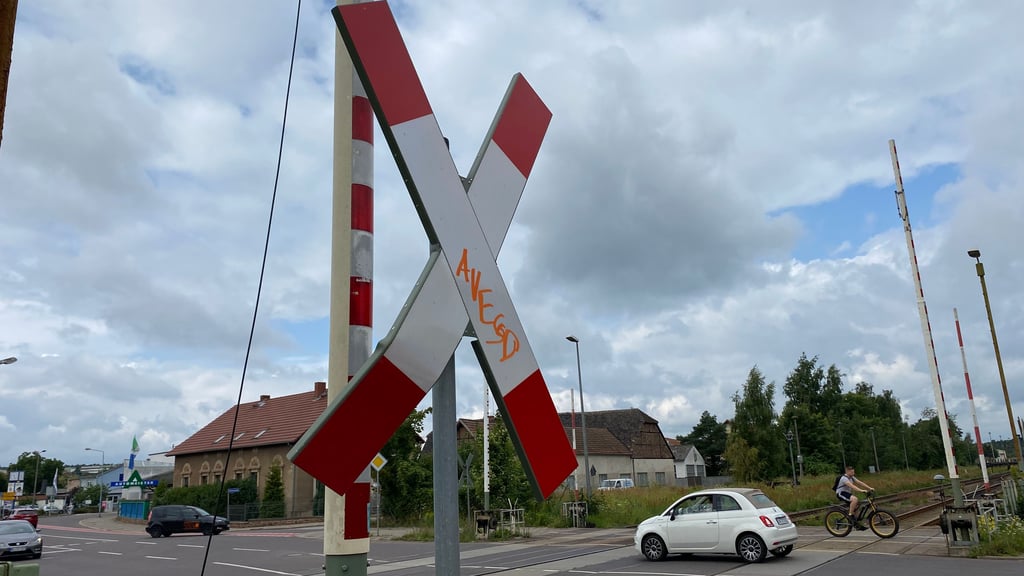 Wenn die umgehungsstraße fertiggestellt ist, soll der Bahnübergang in der Hagenstraße geschlossen werden.