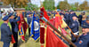 Der Löderburger Ortswehrleiter Frank Müller (2. von links) wertet das Fahnenband für jede Gastwehr als Zeichen von Verbundenheit und Schulterschluss.