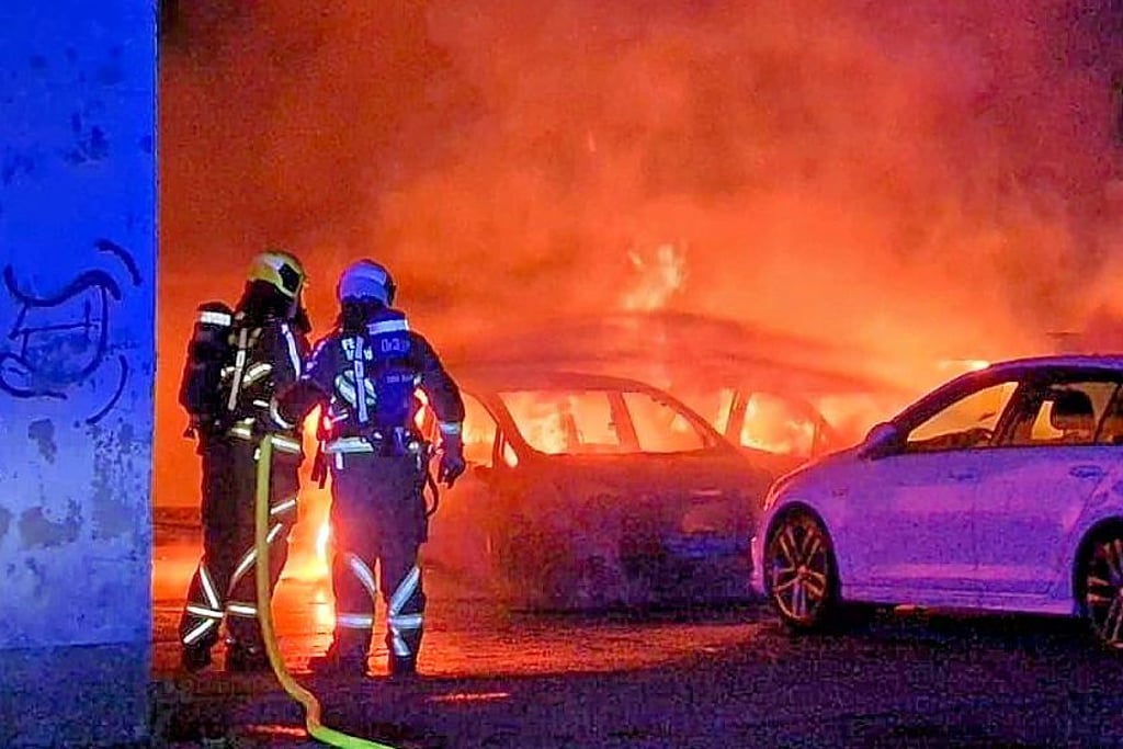 Drei Autos fielen den Flammen in der Nacht zum Sonntag in Bernburg zum Opfer.