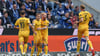 Torschütze Niklas Hauptmann (2.v.l, Dynamo Dresden) feiert seinen Treffer zur 1:0-Führung.