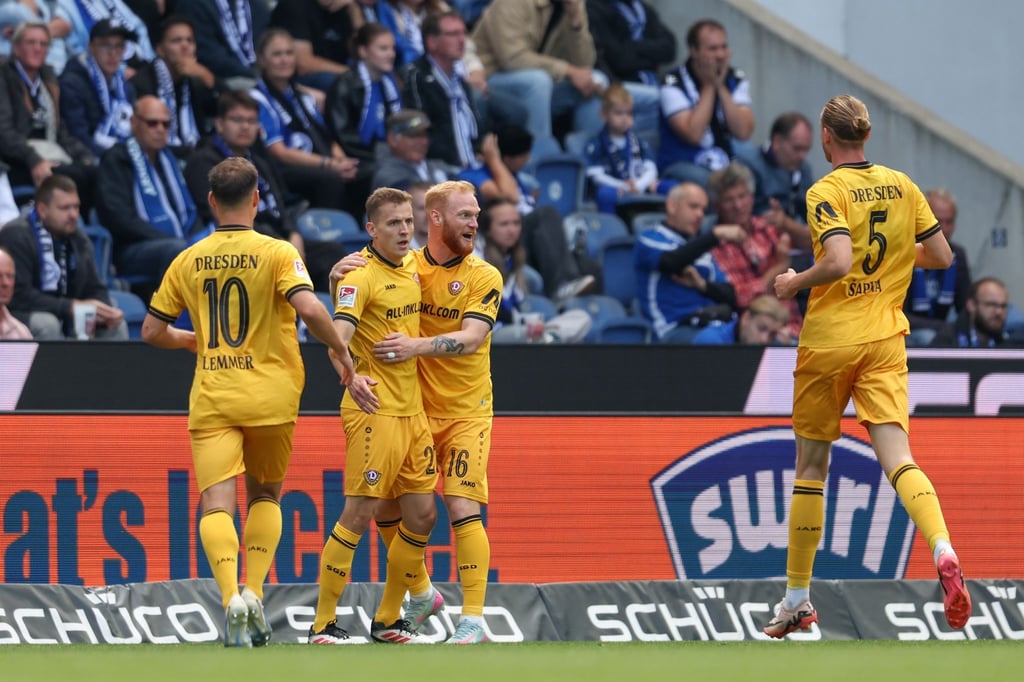 Torschütze Niklas Hauptmann (2.v.l, Dynamo Dresden) feiert seinen Treffer zur 1:0-Führung.