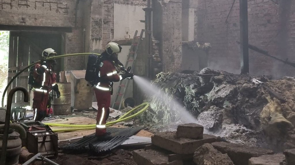 In der ehemaligen Dessauer Papierfabrik ist am Sonntagnachmittag, 24. August, erneut ein Feuer ausgebrochen.