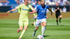 Herthas Niklas Kolbe (l) und Darmstadts Isac Lidberg kämpfen um den Ball.