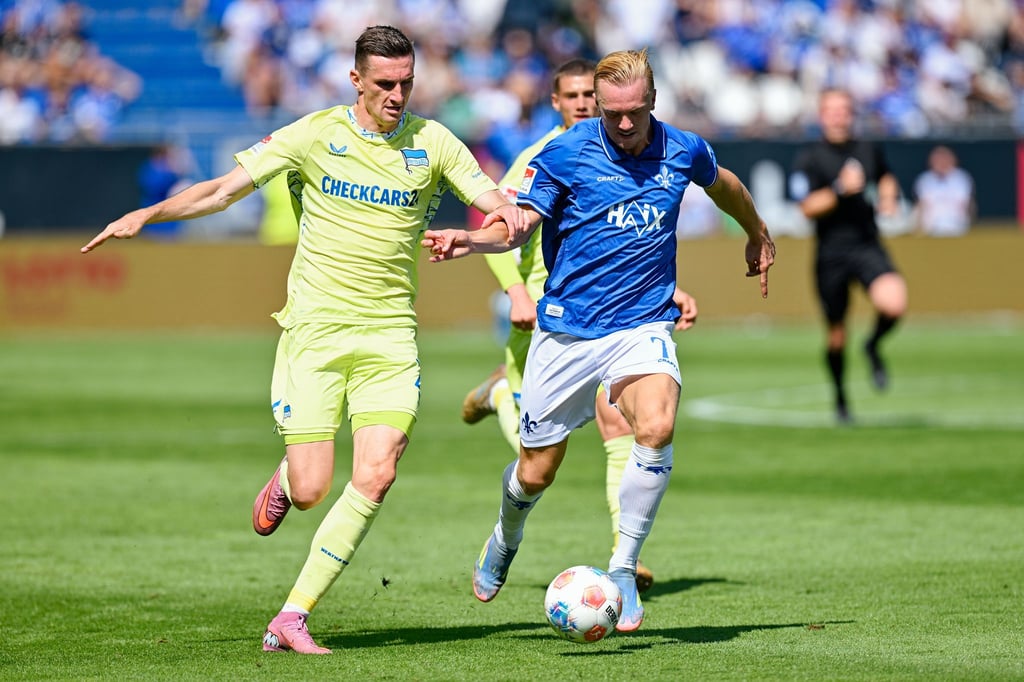 Herthas Niklas Kolbe (l) und Darmstadts Isac Lidberg kämpfen um den Ball.