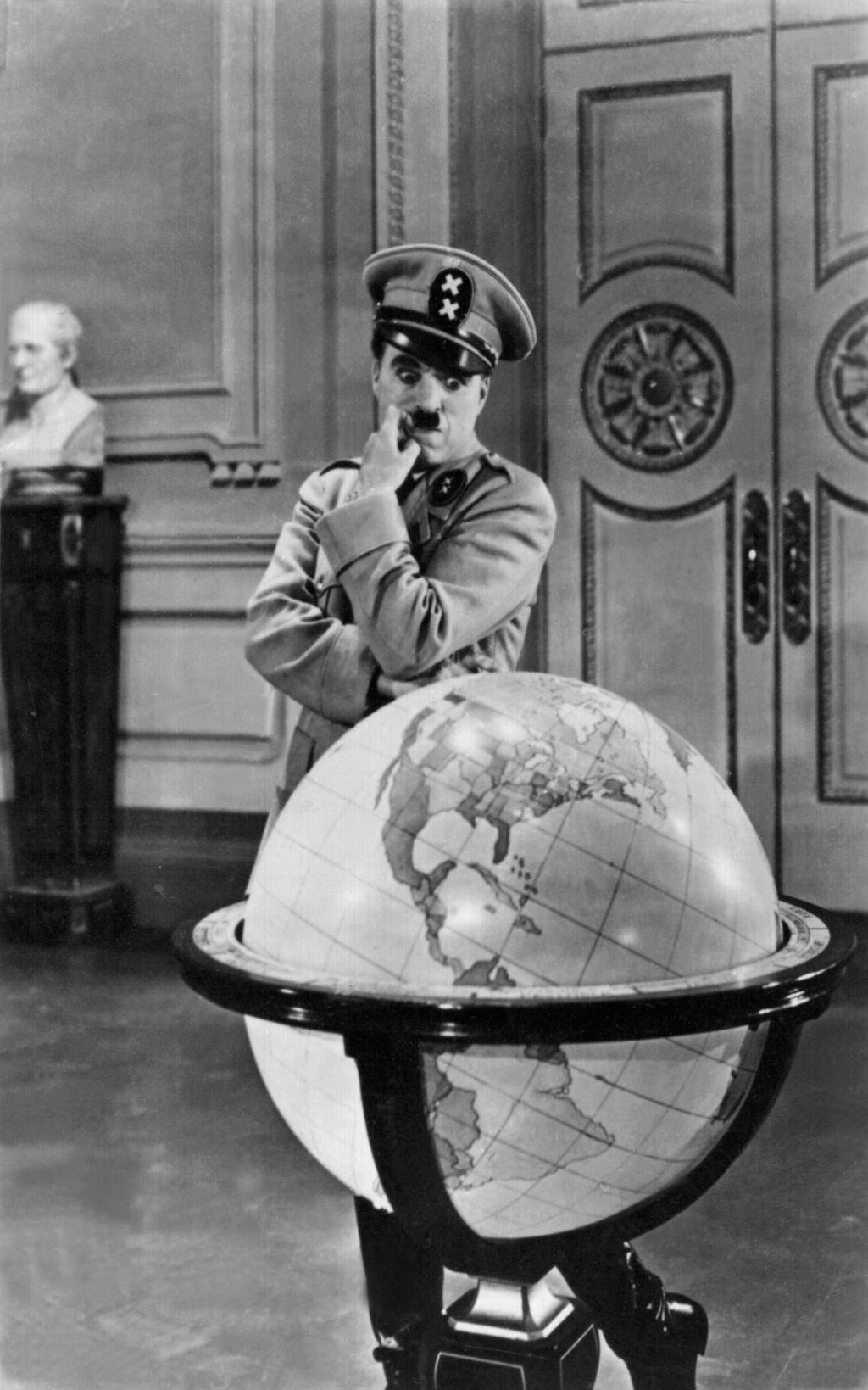 Charlie Chaplin beäugt in der Rolle des Adenoid Hynkel in der Hitler-Persiflage „Der große Diktator“ von 1940 mit irrem Blick eine Weltkugel. Die Szene, in der er mit dem Globus verspielt tanzt, ist mit Wagner-Musik unterlegt. (Archivbild)