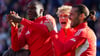 Ilyas Ansah wird von den Kollegen nach seinem Doppelpack gefeiert.