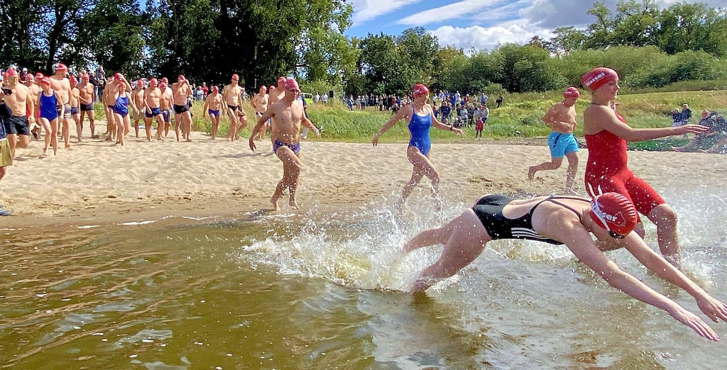 Ab ins warme Nass. Die Elbe lud mit angenehmen 20 Grad zum Schwimmen ein.