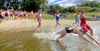 Ab ins warme Nass. Die Elbe lud mit angenehmen 20 Grad zum Schwimmen ein. 