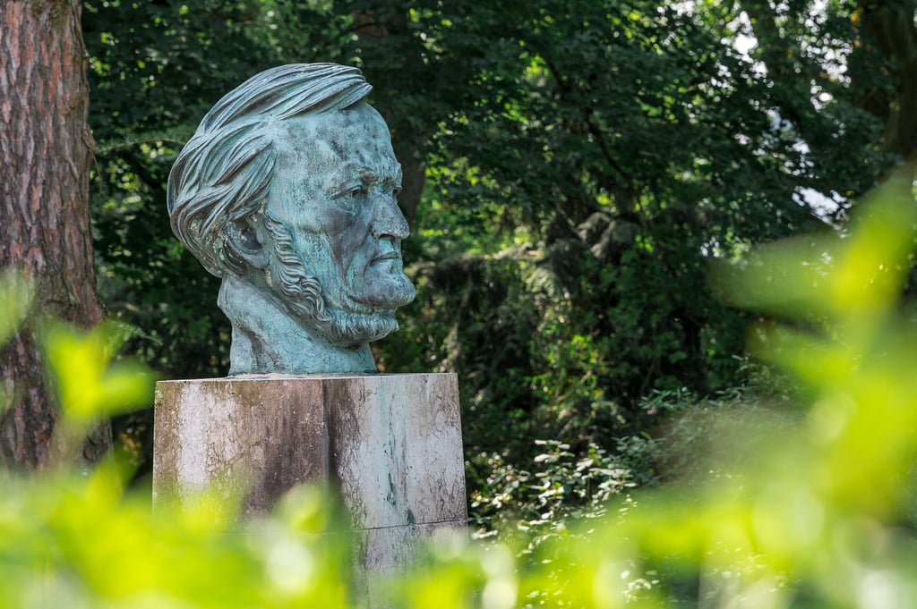 Die Büste von Richard Wagner des Bildhauers Arno Breker (1900-1991) am Grünen Hügel in Bayreuth. (Archivbild)