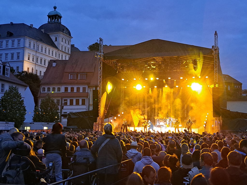 Vor der Kulisse von Schloss Neu-Augustusburg hat Bosse mit Band am Freitagabend auf dem Weißenfelser Marktplatz viele Gäste angelockt.