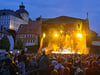 Vor der Kulisse von Schloss Neu-Augustusburg hat Bosse mit Band am Freitagabend auf dem Weißenfelser Marktplatz viele Gäste angelockt.